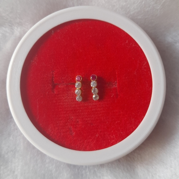 Beautiful new 😍 shaining stone studs - Picture 2 of 6